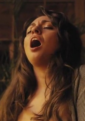 Секс-сцена из фильма с горячей брюнеткой